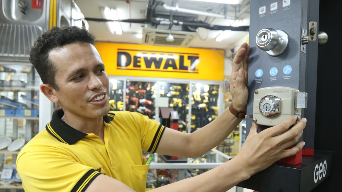 Negocio.- Una persona en una de las importantes ferreterías de Guayaquil.