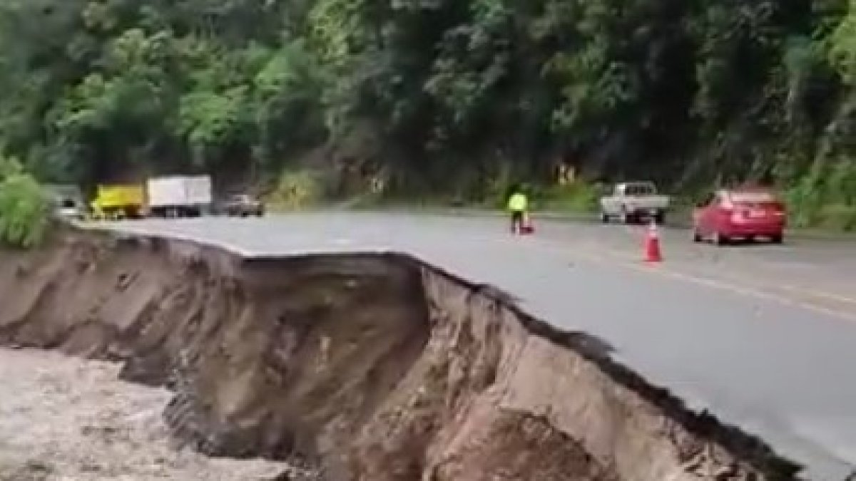 Socavón. En la vía Alóag-Unión del Toachi, kilómetro 56, se generó la pérdida de la masa de la vía.