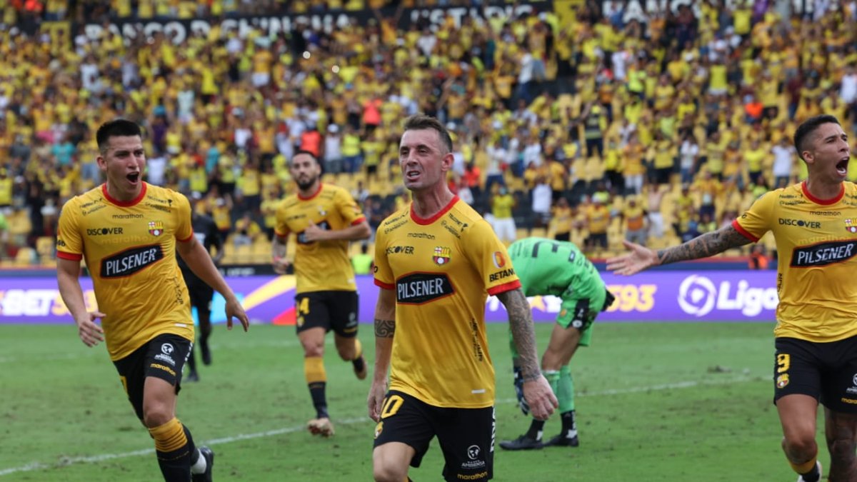 Díaz festeja su tanto de penal que selló la victoria del Ídolo.