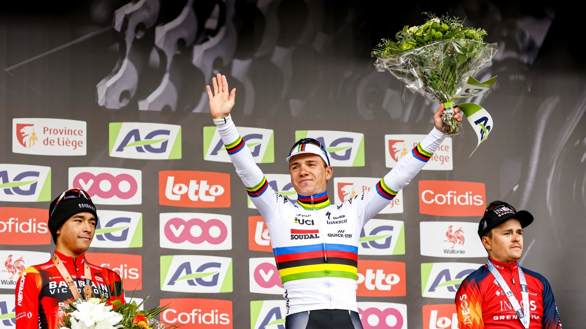 Santiago Buitrago (3er puesto izquierda) del Bahrain Victorious, Remco Evenepoel (centro) del Soudal-Quick Step, y Tom Pidcock (2do puesto derecha) del Ineos Grenadiers en el podio.