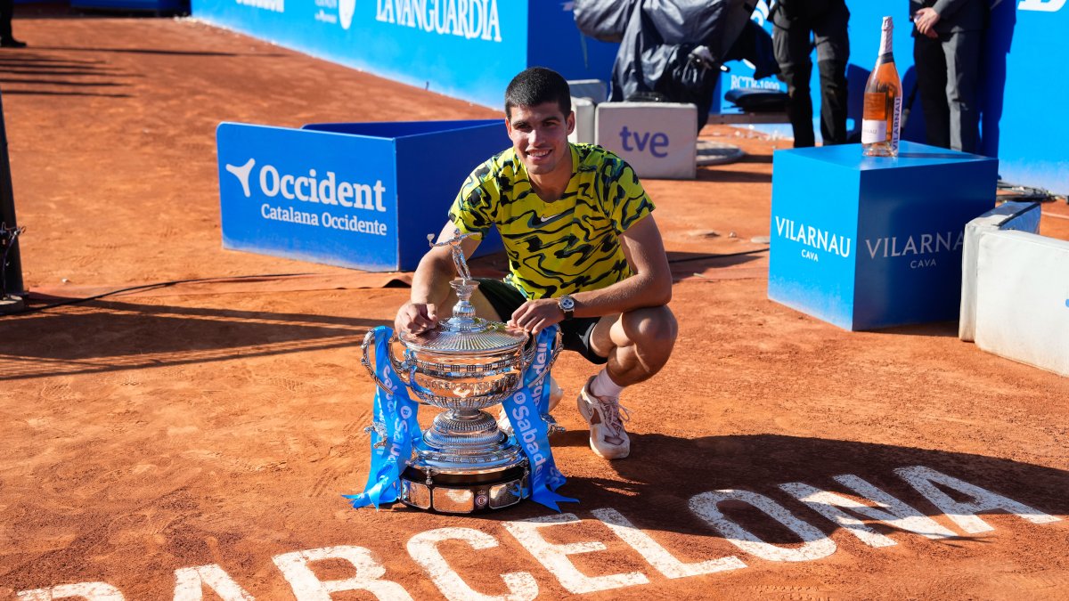 Carlos Alcaraz posó con el trofeo del Conde de Godó, torneo que ganó por segunda vez consecutiva.