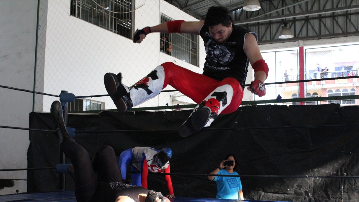 Súper Allan, en pleno vuelo para caer sobre Kratos en uno de los combates.