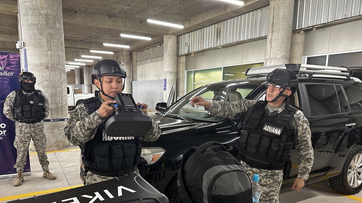 Pruebas de los escáneres portátiles en el Aeropuerto de Quito, este 24 de abril de 2023.