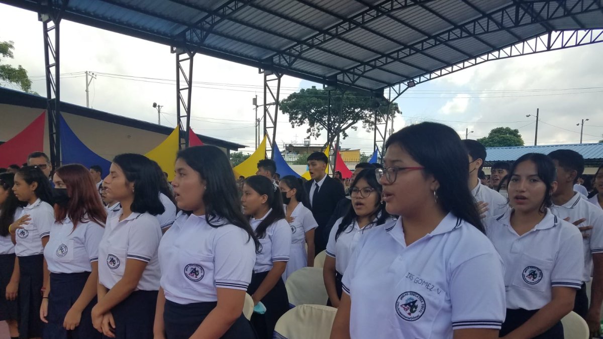 Un grupo de estudiantes del colegio Otto Arosemena Gómez participa en el acto oficial de inicios de clases en la Costa 2023-2024, en mayo de 2023.