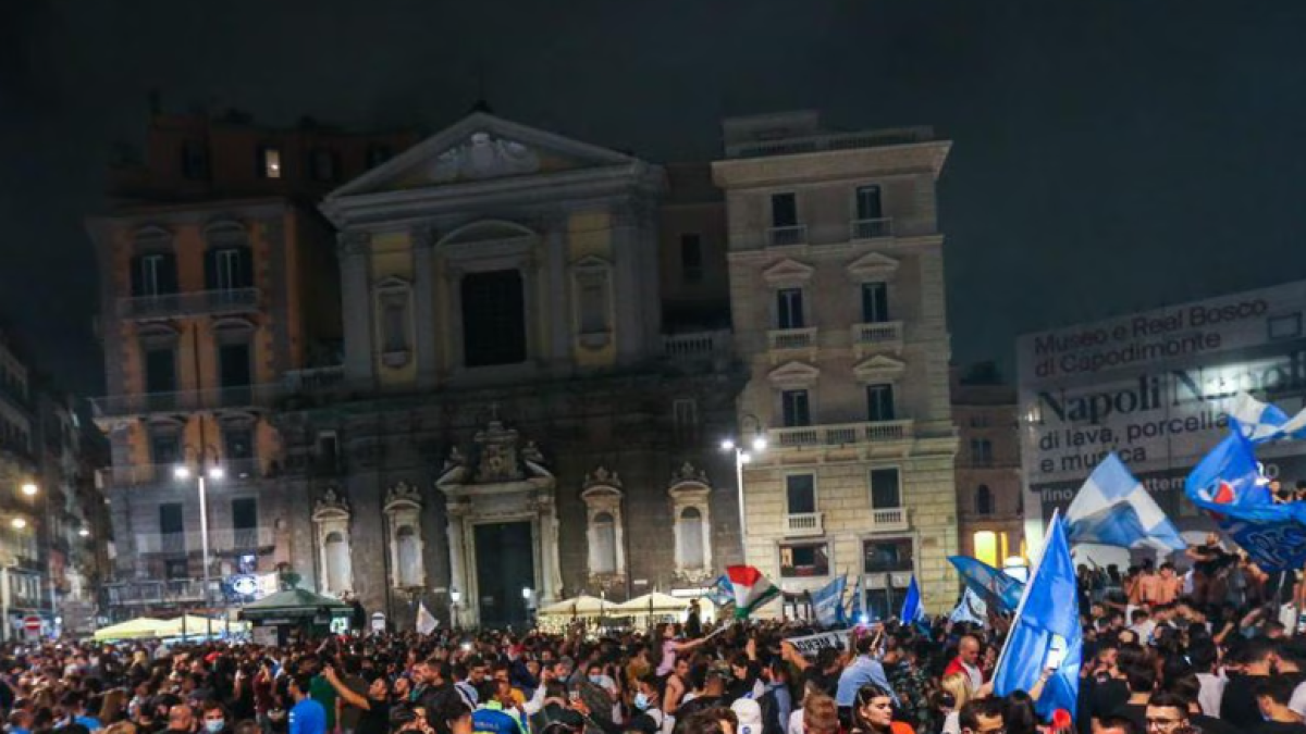 Miles de hinchas del Napoli se volcaron a las calles para celebrar este importante triunfo.