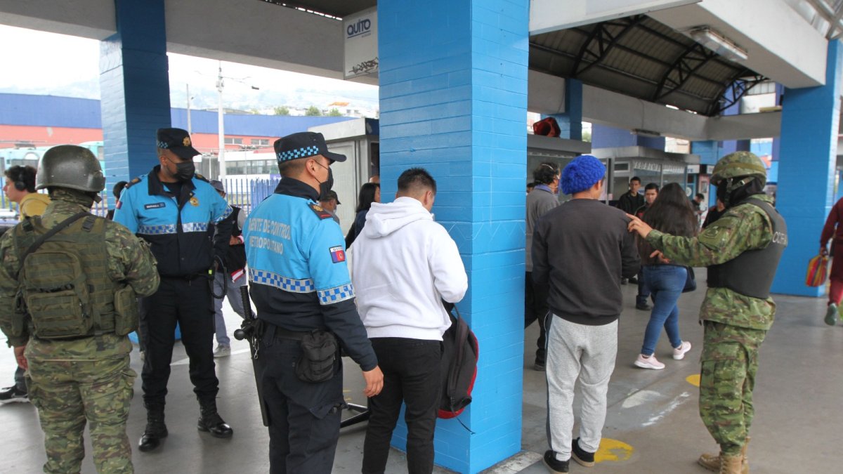 Seguridad. La fuerza pública y municipal realizaron controles en paradas del sur de la ciudad