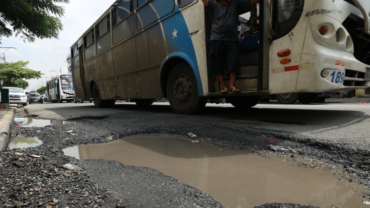 Las lluvias han aumentado los huecos en la calle Esmeraldas, una vía altamente traficada por buses de transporte urbano.