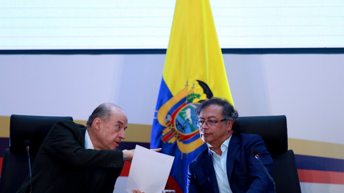 El presidente de Colombia, Gustavo Petro (d), y su ministro de Relaciones Exteriores, Álvaro Leyva, en una fotografía de archivo.