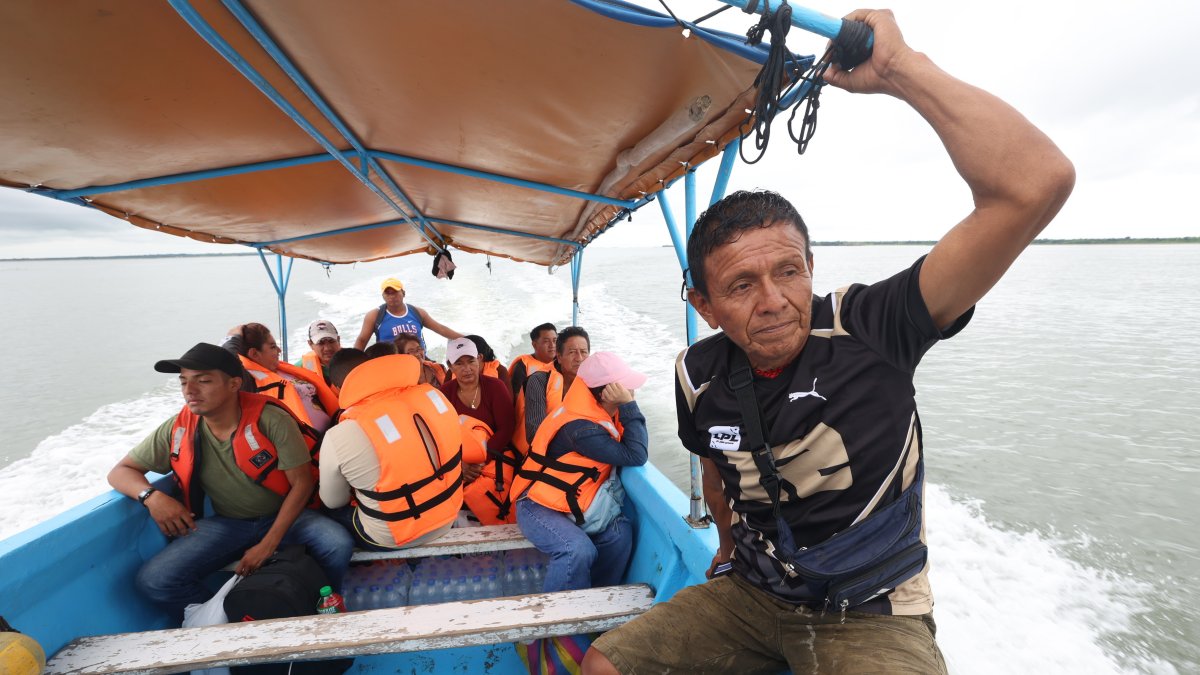 En el mar. Los pescadores y los navegantes suelen trasladarse con el miedo que otra lancha se les aparezca y los extorsione o les robe. No hay tranquilidad en el mar.