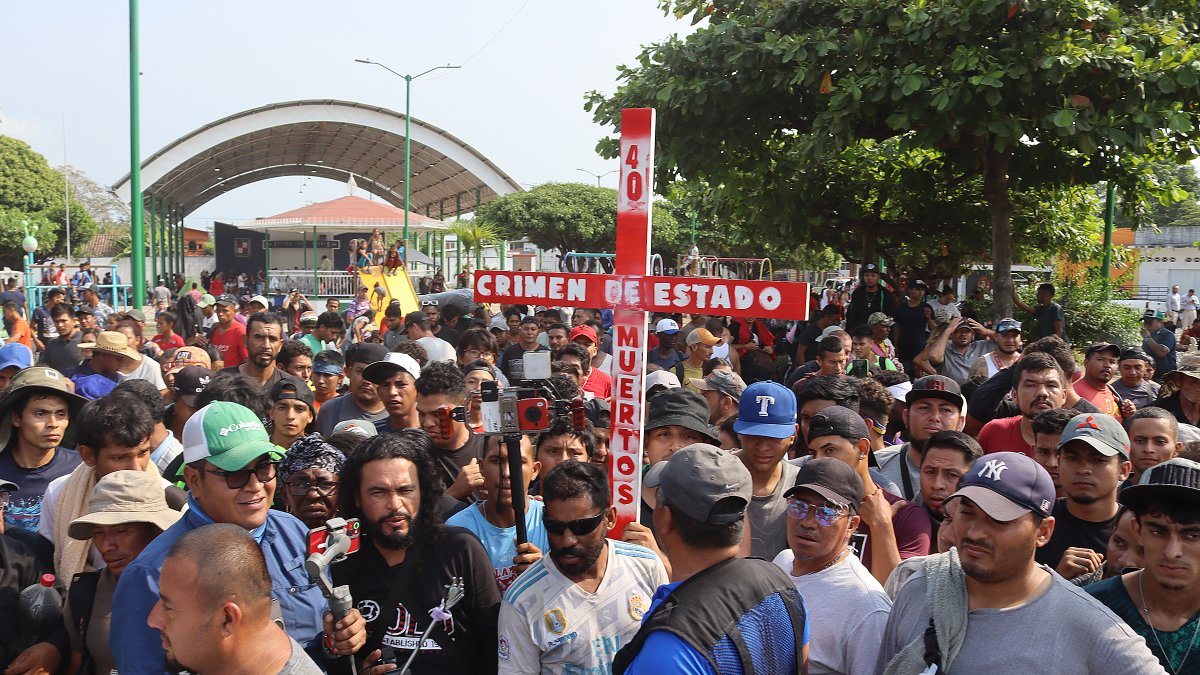Migrantes se reúnen en una plaza pública del municipio de Huehuetán, hoy 24 de abril de 2023 en el estado de Chiapas (México).  
