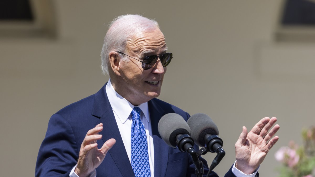 El presidente de los Estados Unidos, Joe Biden, honra a los Maestros del Año 2023 del Consejo de Oficiales Escolares Estatales en el Rose Garden de la Casa Blanca en Washington