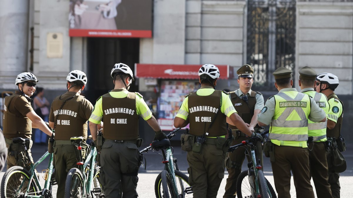 Carabineros trabajan en la prevención del delito el 20 de abril de 2023, en una calle en Santiago (Chile).  .