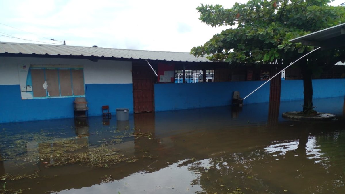 El interior de la escuela fiscal 'Dr. Otto Arosemena Gómez', de la parroquia Junquillal, del cantón Salitre, este lunes 24 de abril de 2023.