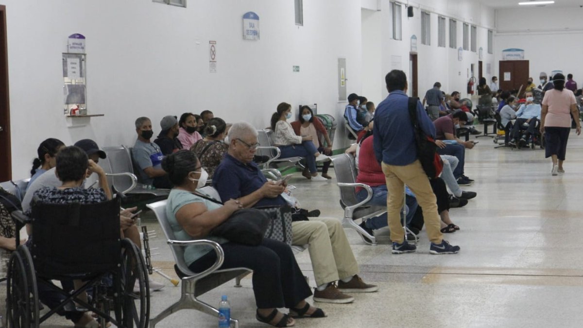 Pacientes de consulta externa de un hospital público de Guayaquil aguardan su turno para una cita con el especialista.
