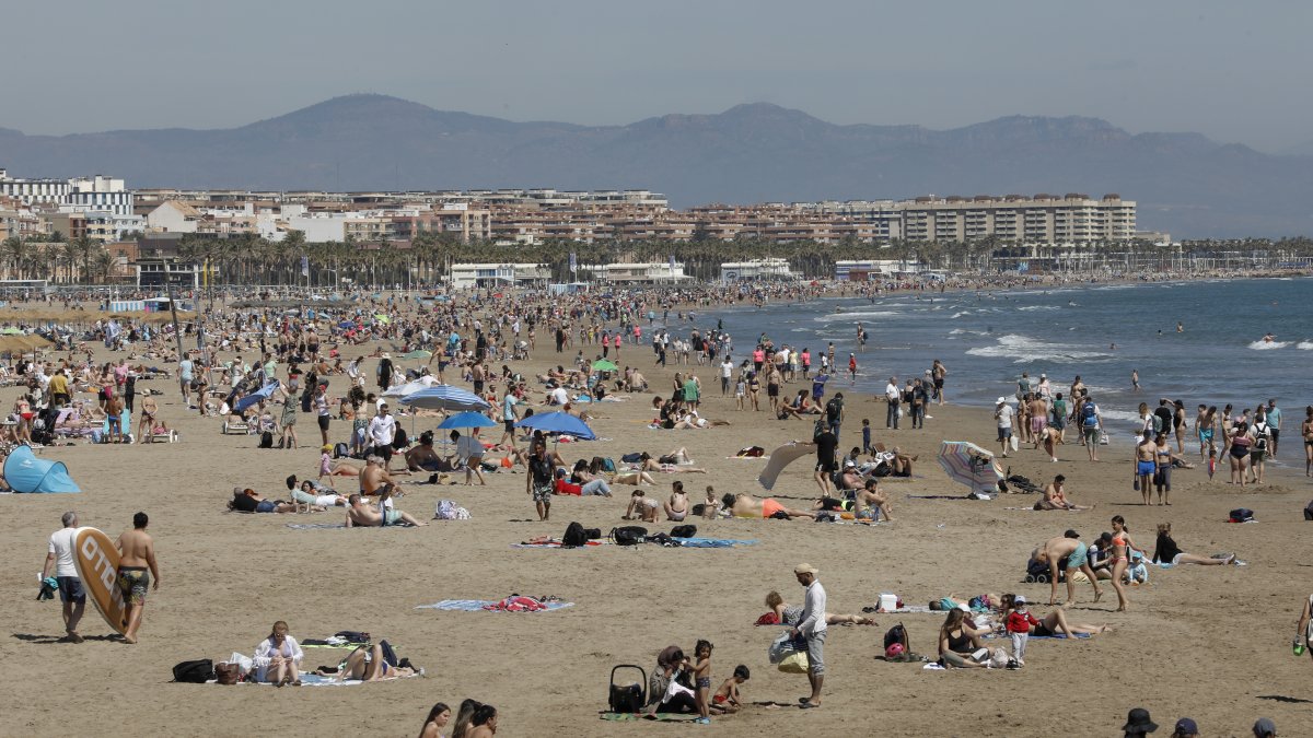 Imagen de ayer de mucha afluencia en las playas valencianas.