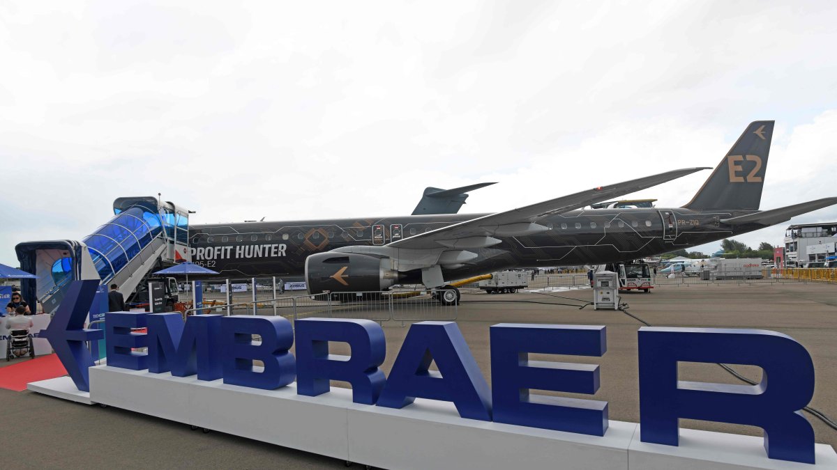 Exhibicion.- La empresa Embraer muestra parte de sus naves.