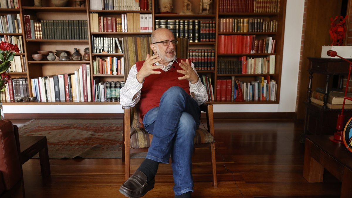 El periodista colombiano Daniel Samper Pizano habla durante una entrevista con EFE, el 30 de marzo de 2023, en Bogotá (Colombia).