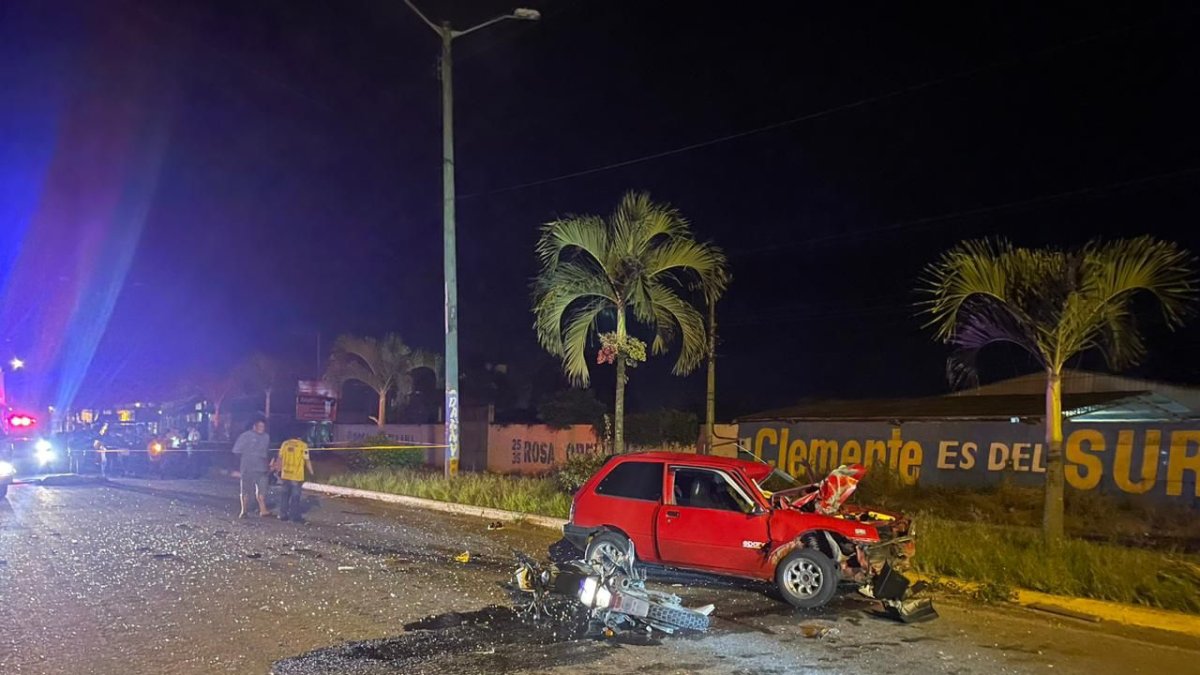 La motocicleta del oficial de la Policía aparece destrozada al pie de la camioneta contra la que se estrelló.