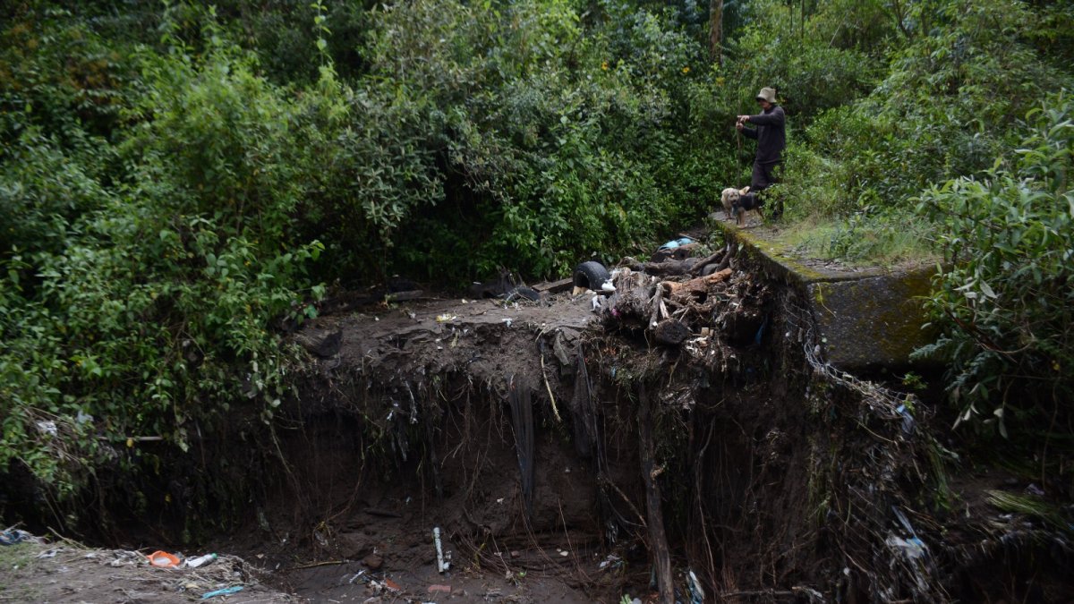 Personal del municipio realiza la limpieza de la quebrada.