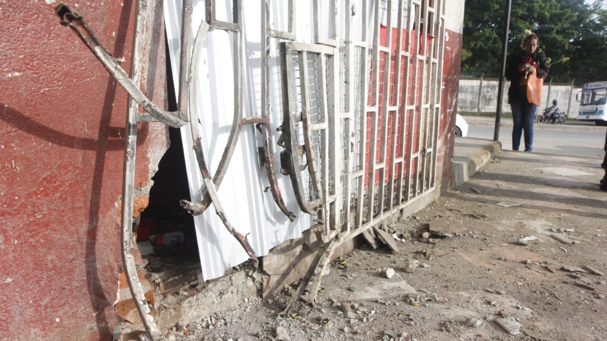 La fachada del local quedó afectada a causa del atentado, aunque no hubo heridos.