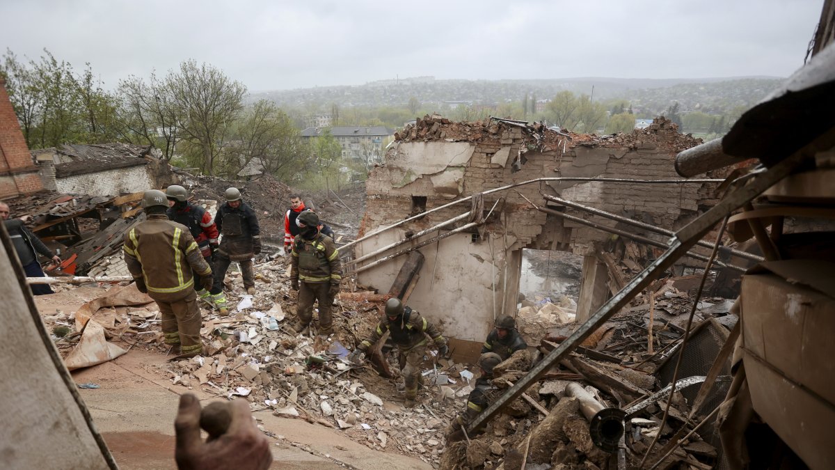 Los rescatistas ucranianos retiran los escombros después de un ataque con cohetes contra el museo en la ciudad de Kupiansk, región de Kharkiv, noreste de Ucrania, el 25 de abril de 2023.