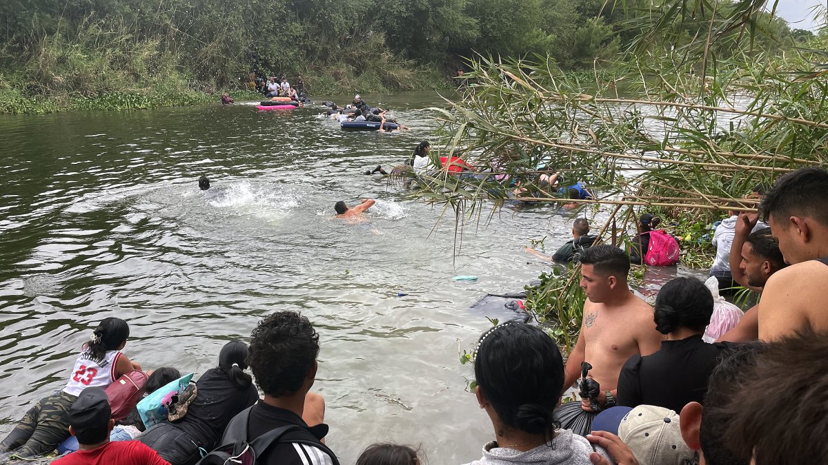Un grupo de migrantes intentan cruzar el Río Bravo este 24 de de abril de 2023, en la ciudad de Matamoros en Tamaulipas (México). 
