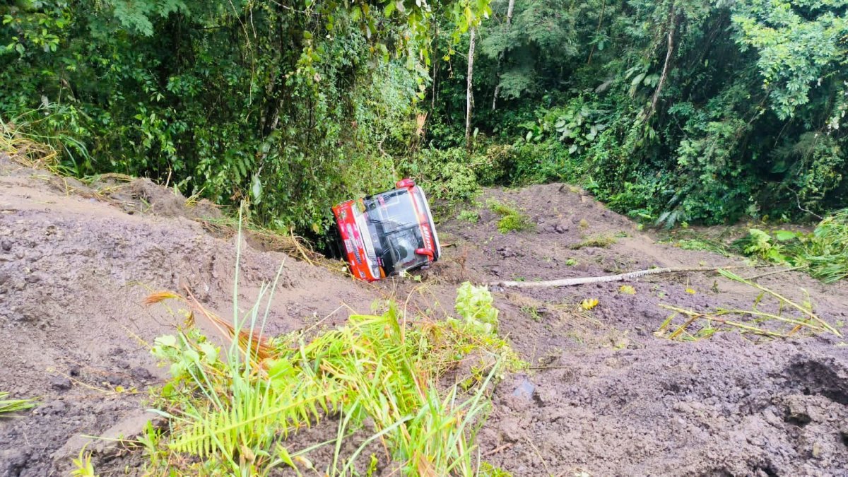 Bus cayó al ser alcanzado por un deslizamiento.