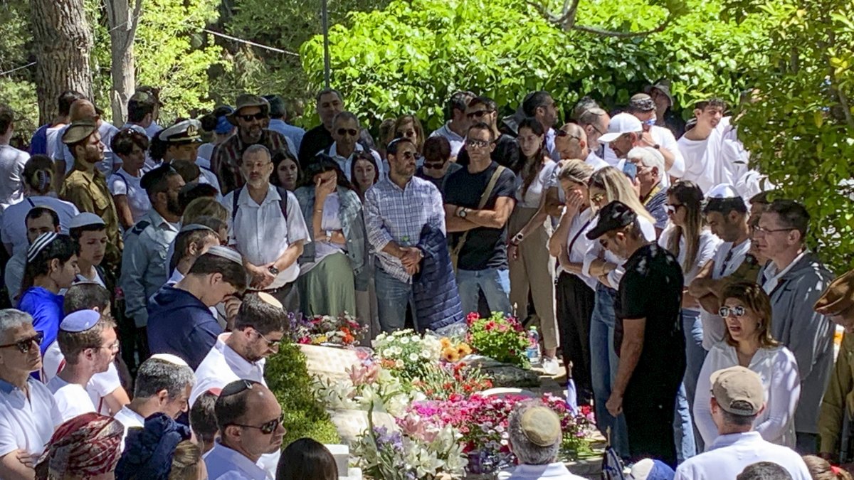  Los israelíes conmemoran el Día del Recuerdo a los Caídos, una jornada de duelo por sus militares muertos en combate o en servicio, así por los civiles muertos en ataques.