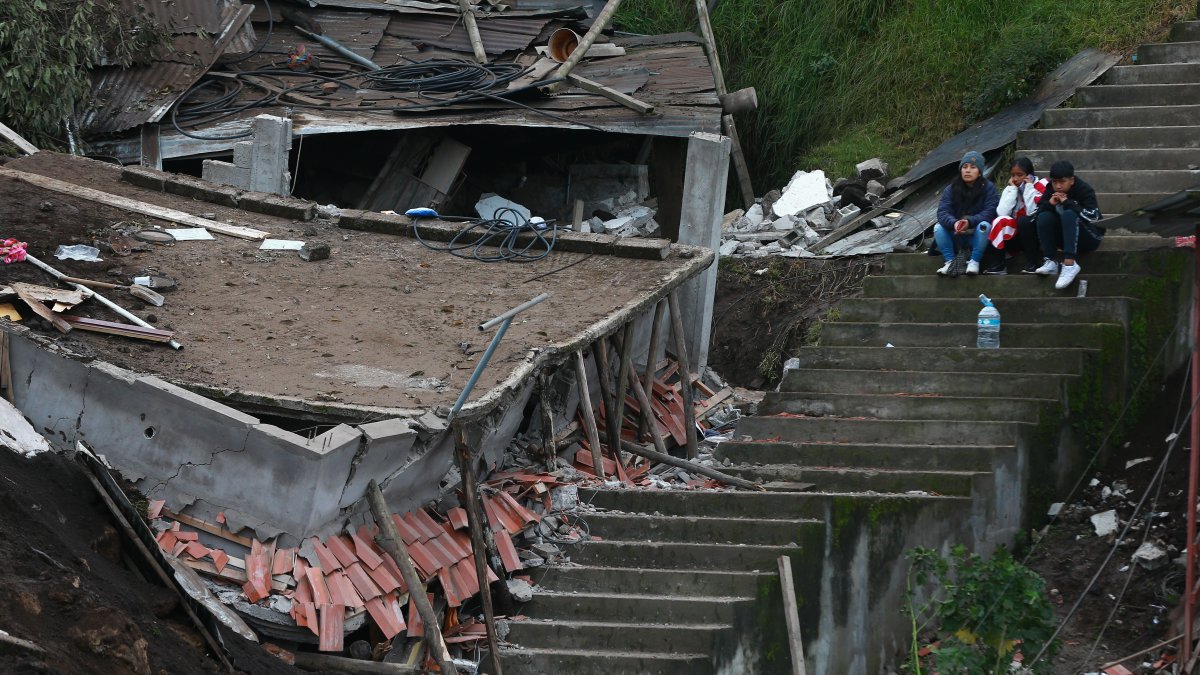 Sobrevivientes observan los daños causados por un deslizamiento de tierra, en Alausí (Ecuador), en una fotografía de archivo. 
