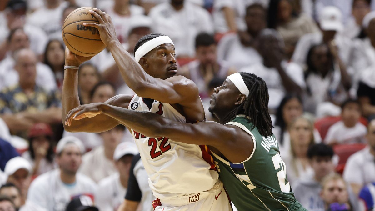 Jimmy Butler (i) fue la figura de los Miami Heat en el triunfo sobre los Milwaukee Bucks.