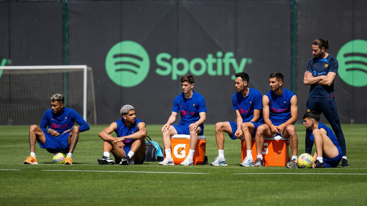 Los dirigidos por Xavi deberán viajar a Vallecas para enfrentar al Rayo.