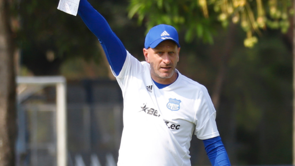 El DT Miguel Rondelli en una foto de archivo.