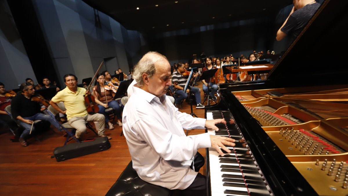 Previas. Jorge Luis Prats aparece concentrado, rodeado por cerca de 200 músicos en un ensayo.