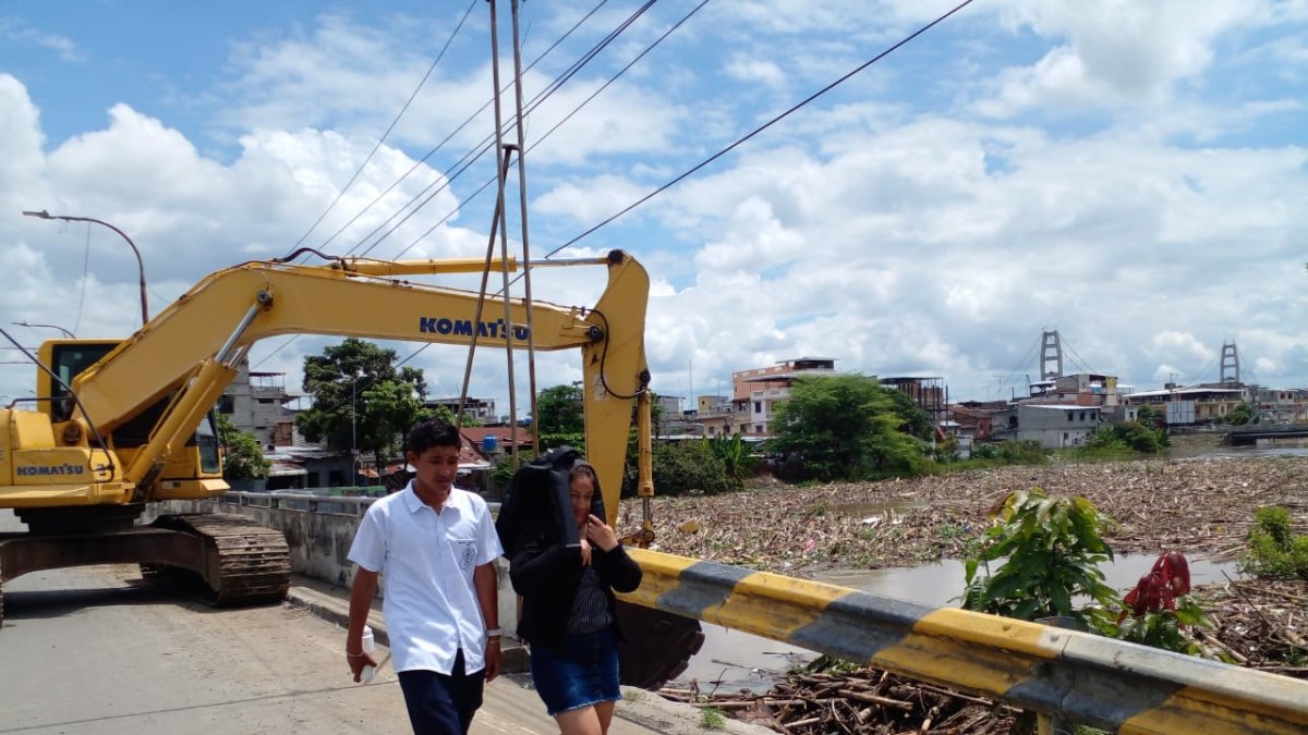 El puente que une el centro del cantón Daule con la parroquia urbana Banife soporta la fuerza de la palizada.