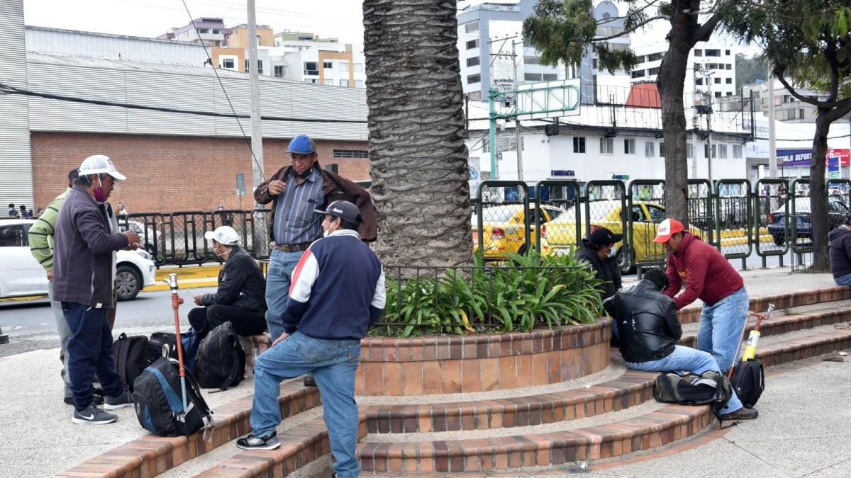 Trabajadores buscando empleo en el norte de Quito.