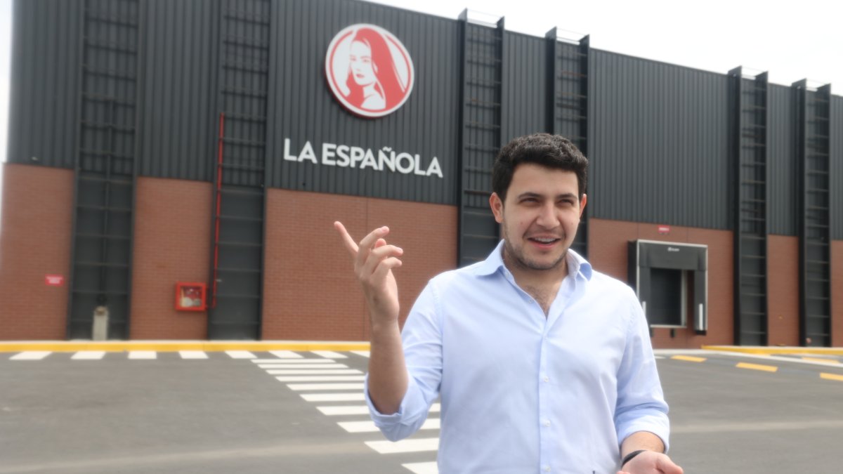 Es el director de Operaciones, Industria y Retail de La Española. Uno de los 11 nietos que tuvo Antonio Velasco Morán, el fundador de la firma.