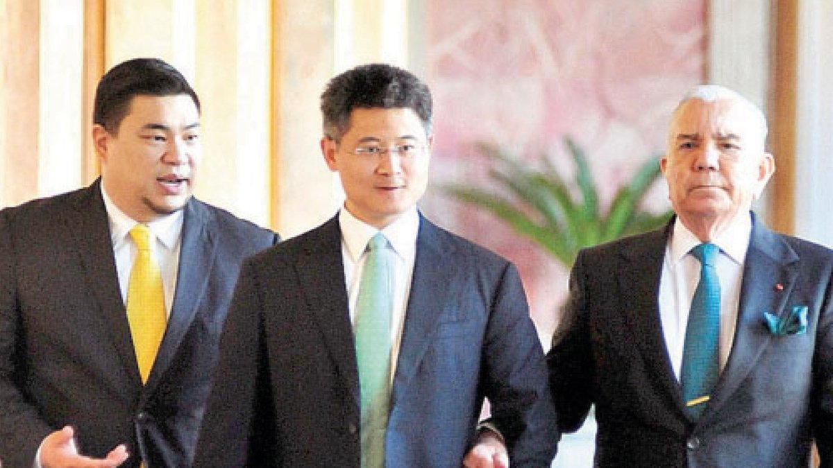 Negociación. El empresario Conto Patiño (derecha) camina junto con representantes de empresas de China.