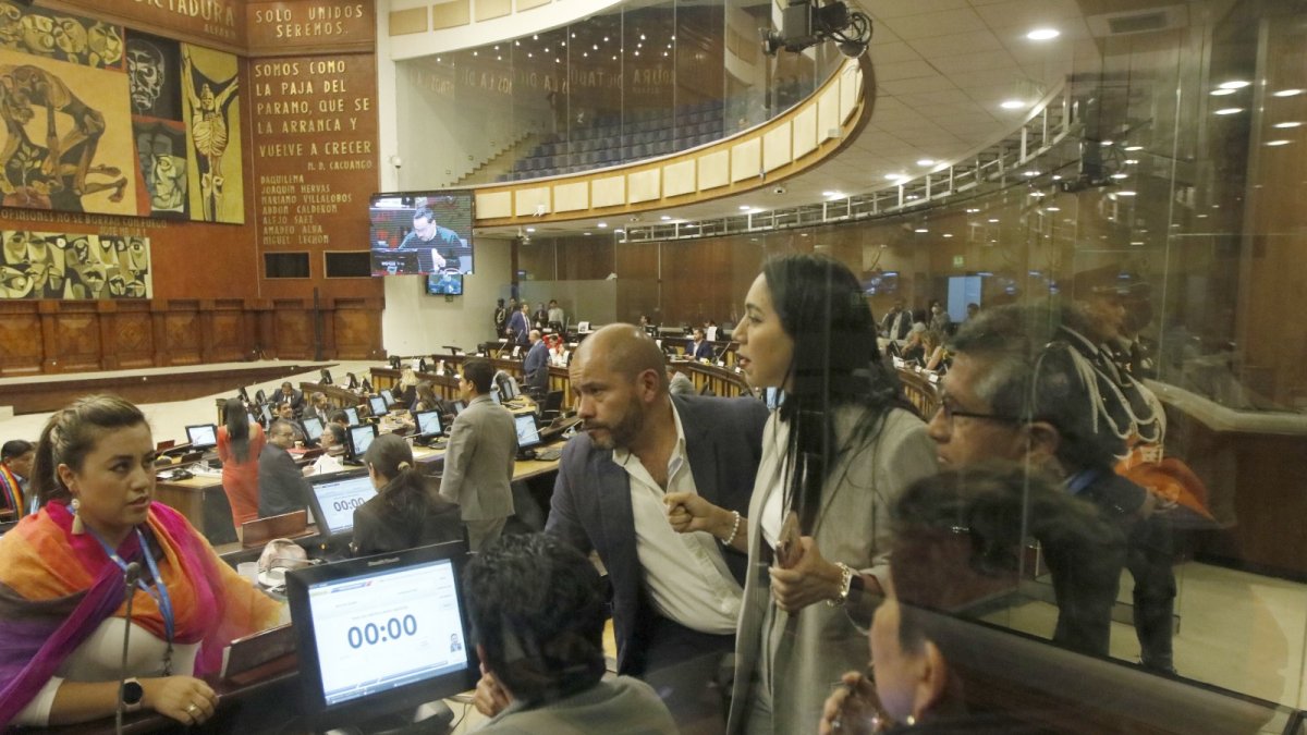 Situación. En la Asamblea Nacional, los diálogos entre las bancadas y legisladores también se intensifican.
