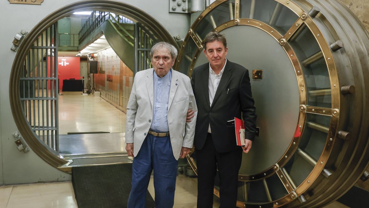 El director del Instituto Cervantes, Luis García, junto al poeta Rafael Cadenas, premio Cervantes 2022,  en la Caja de las Letras de la institución. Lega su máquina de escribir.