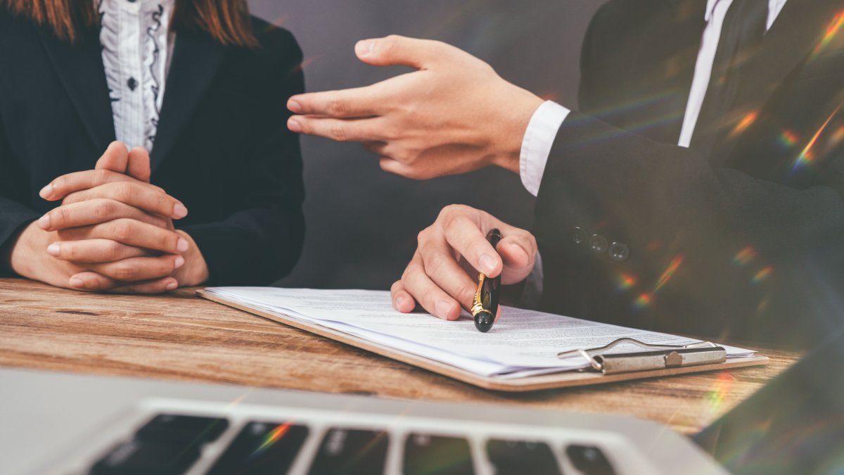 Diálogo.- El deudor puede acercarse a la entidad a solicitar un acuerdo para pagar.