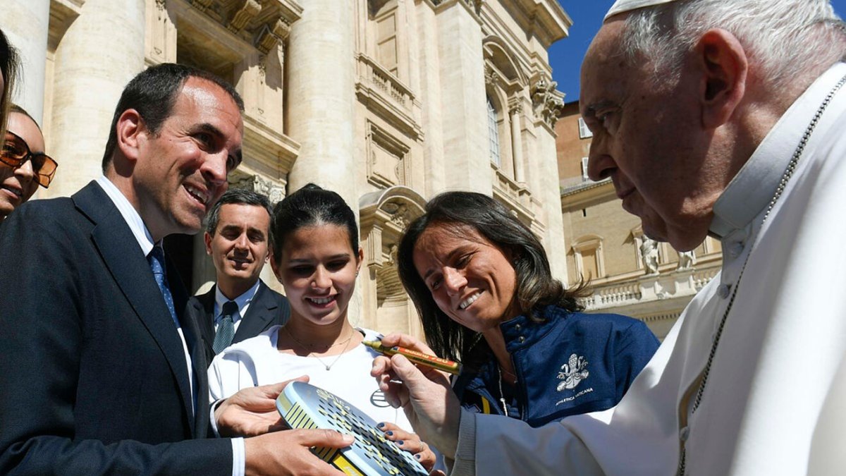 La pala firmada beneficiará a familias de esas recursos.