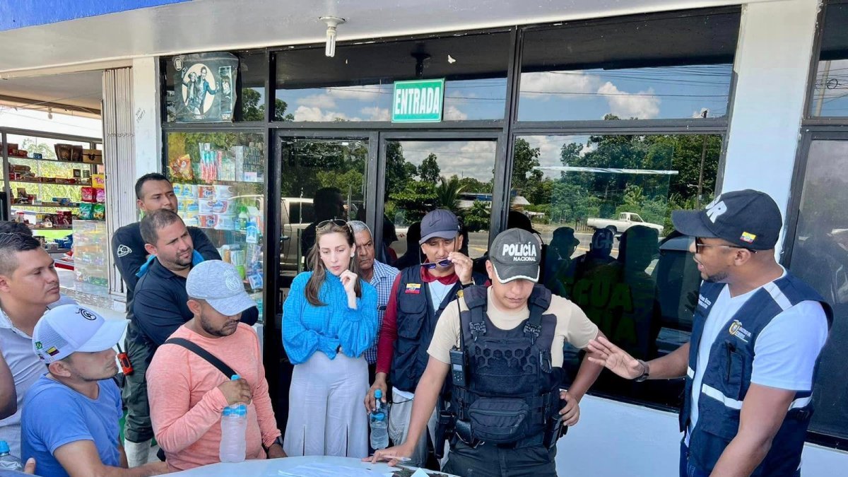 El representante del Ejecutivo dijo que se trasladó hasta Quinindé para disponer el fortalecimiento de la búsqueda del taxista