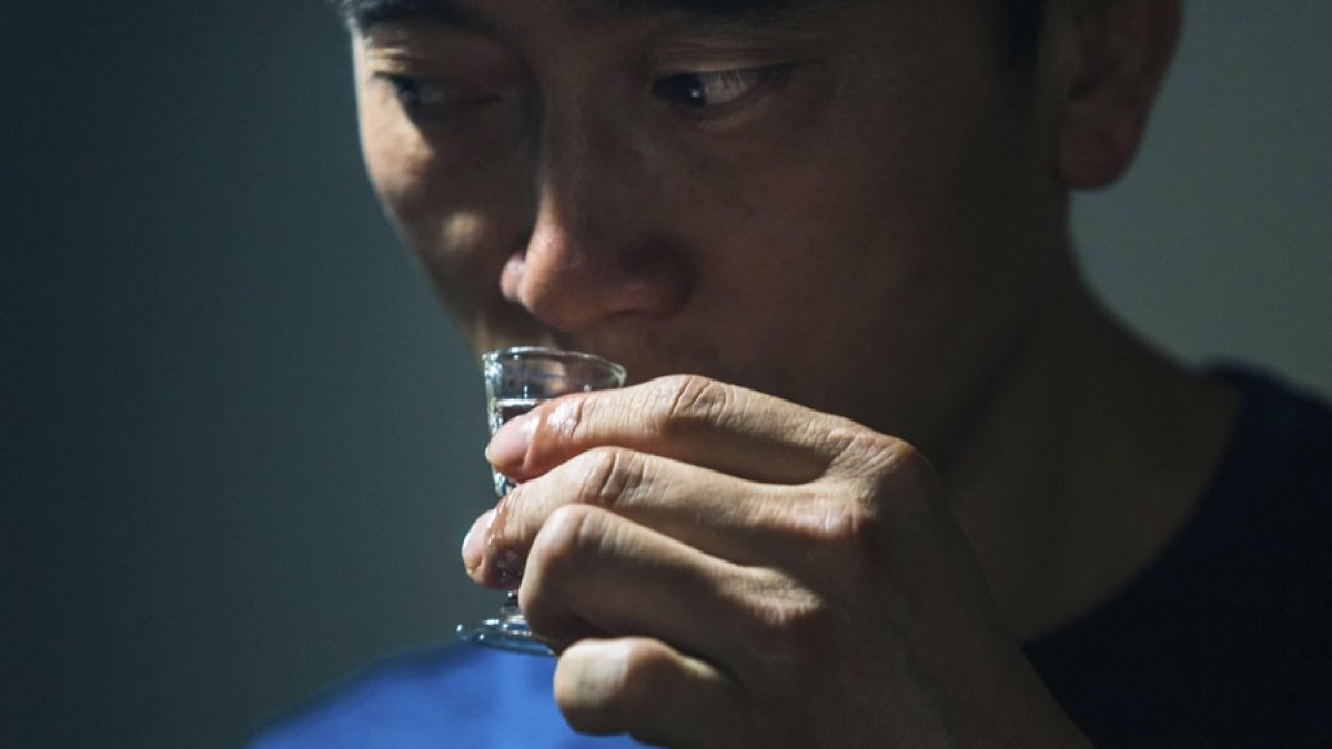 Implantan quirúrgicamente un chip diseñado para inhibir la necesidad de consumir alcohol.