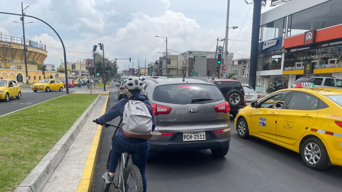 Ciclovía sin señalización en la Avenida Amazonas, causa malestar en los usuarios y genera tráfico