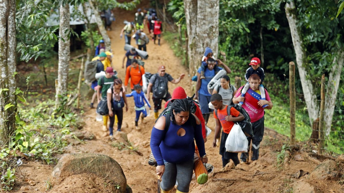 Imagen referencial. Migrantes latinoamericanos cruzando la selva del Darien.