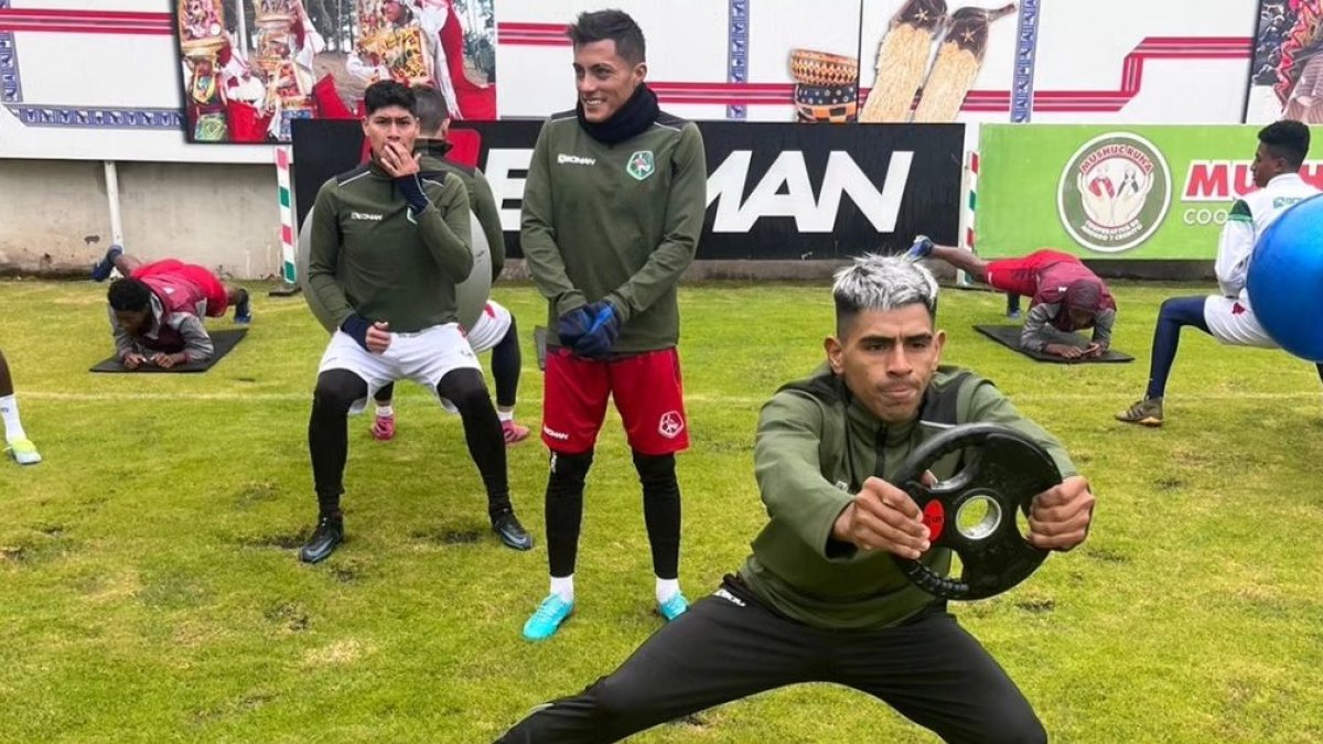 El delantero argentino Enzo Fernández (d) disputó apenas 7 cotejos con Mushuc Runa.