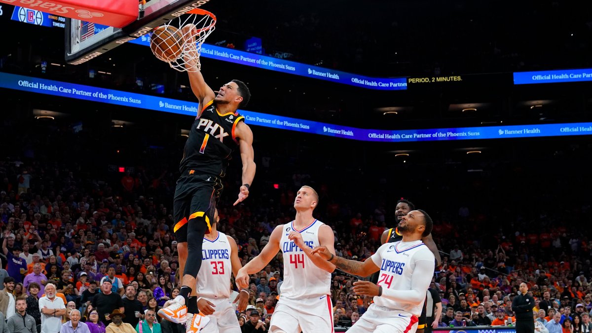 Devin Booker (i) fue la figura en la victoria por 136-130 de los Suns sobre los Clippers.