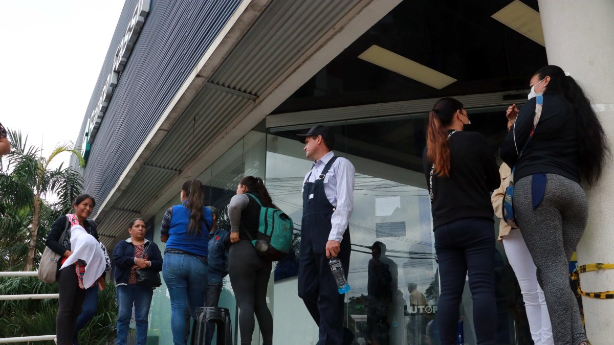Reacción.- Usuarios esperan frente a una sucursal del Banco Fassil en la ciudad de Santa Cruz (Bolivia).