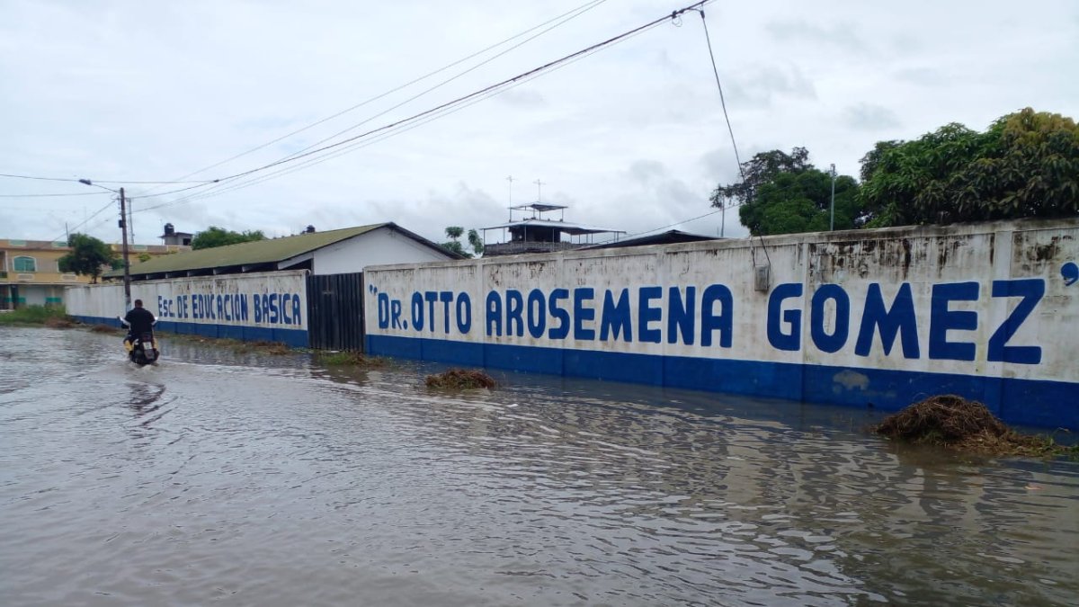 Exteriores de la escuela Dr. Otto Arosemena Gómez, del recinto Junquillal, de Salitre, el lunes 24 de abril.