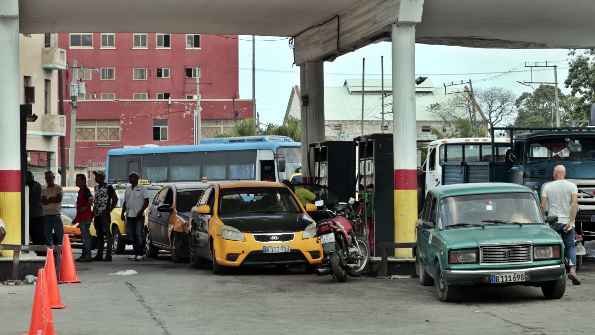 Varios autos esperan para echar combustible en un servicentro, hoy en La Habana (Cuba). EFE/Ernesto Mastrascusa